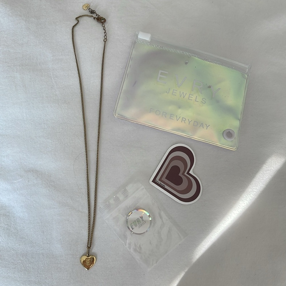 “e” necklace - Picture 4 of 5